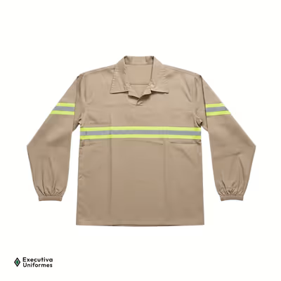 Camisa masculina confeccionada em tecido brim resistente, projetada para uso em ambientes industriais, de manutenção e serviços pesados. Combina proteção e durabilidade com identidade visual do uniforme.