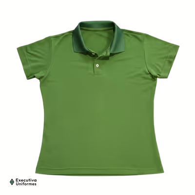 Camisa polo feminina com gola canelada, ideal para compor uniformes em ambientes de atendimento, comércio e serviços. Combina identidade visual da equipe com conforto para o uso prolongado.