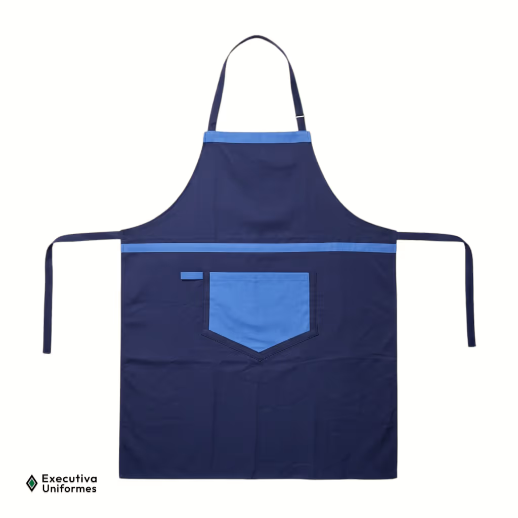 Avental de peito na cor azul marinho. Possui uma faixa horizontal em tom de azul mais claro dividindo a parte superior da inferior e um bolso centralizado também em azul claro com a base em formato de 'V'. As tiras de pescoço e as fitas de amarração na cintura são estreitas e na cor azul marinho.
