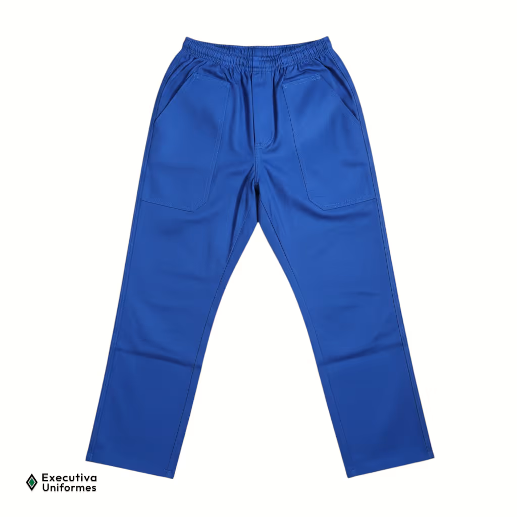 Calça de trabalho em tecido estruturado (brim) na cor azul royal, vista frontal. Apresenta cós com elástico, detalhe de costura simulando a braguilha e dois bolsos frontais aplicados (chapados) nas laterais.