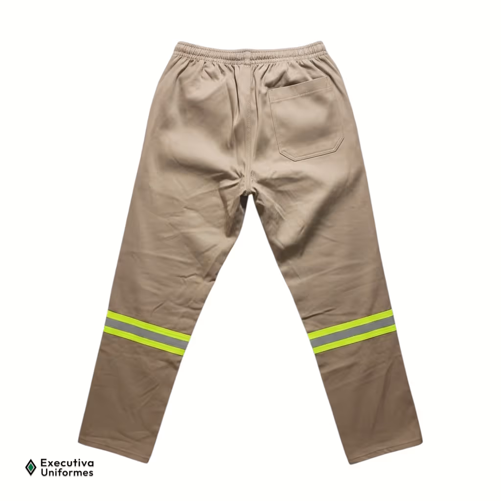 Calça de trabalho em tecido estruturado (brim) na cor bege (cáqui), vista posterior (costas). Apresenta cós com elástico, um bolso traseiro chapado no lado direito e duas faixas refletivas horizontais nas cores amarelo neon e prata contornando a parte inferior das pernas.