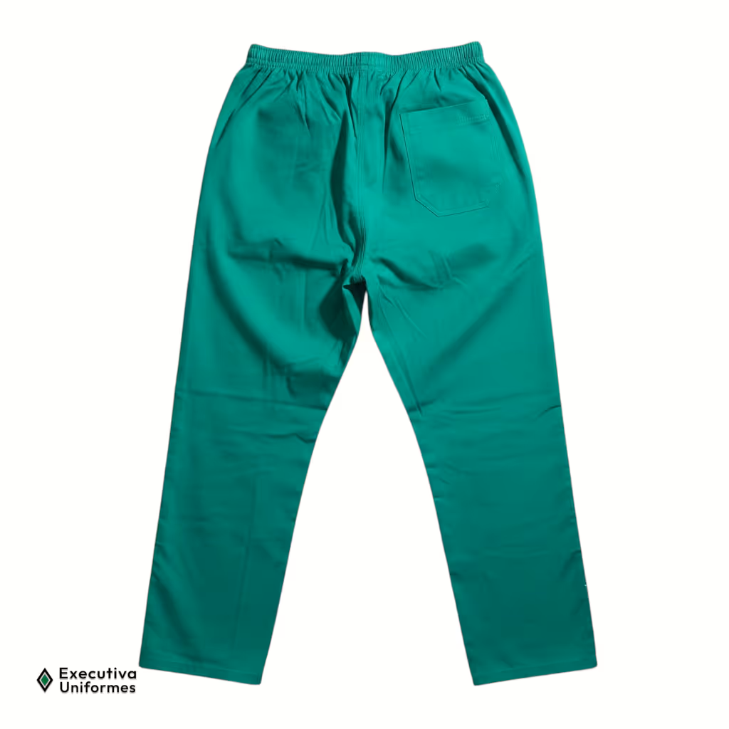Calça de trabalho em tecido estruturado (brim) na cor verde, vista posterior (costas). A peça possui cós com elástico franzido para ajuste e apenas um bolso traseiro aplicado (estilo chapado) localizado no lado direito.