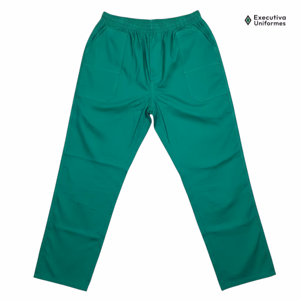 Calça de trabalho em tecido estruturado (brim) na cor verde, vista frontal. Apresenta cós com elástico, detalhe de costura simulando a braguilha e dois bolsos frontais aplicados nas laterais.