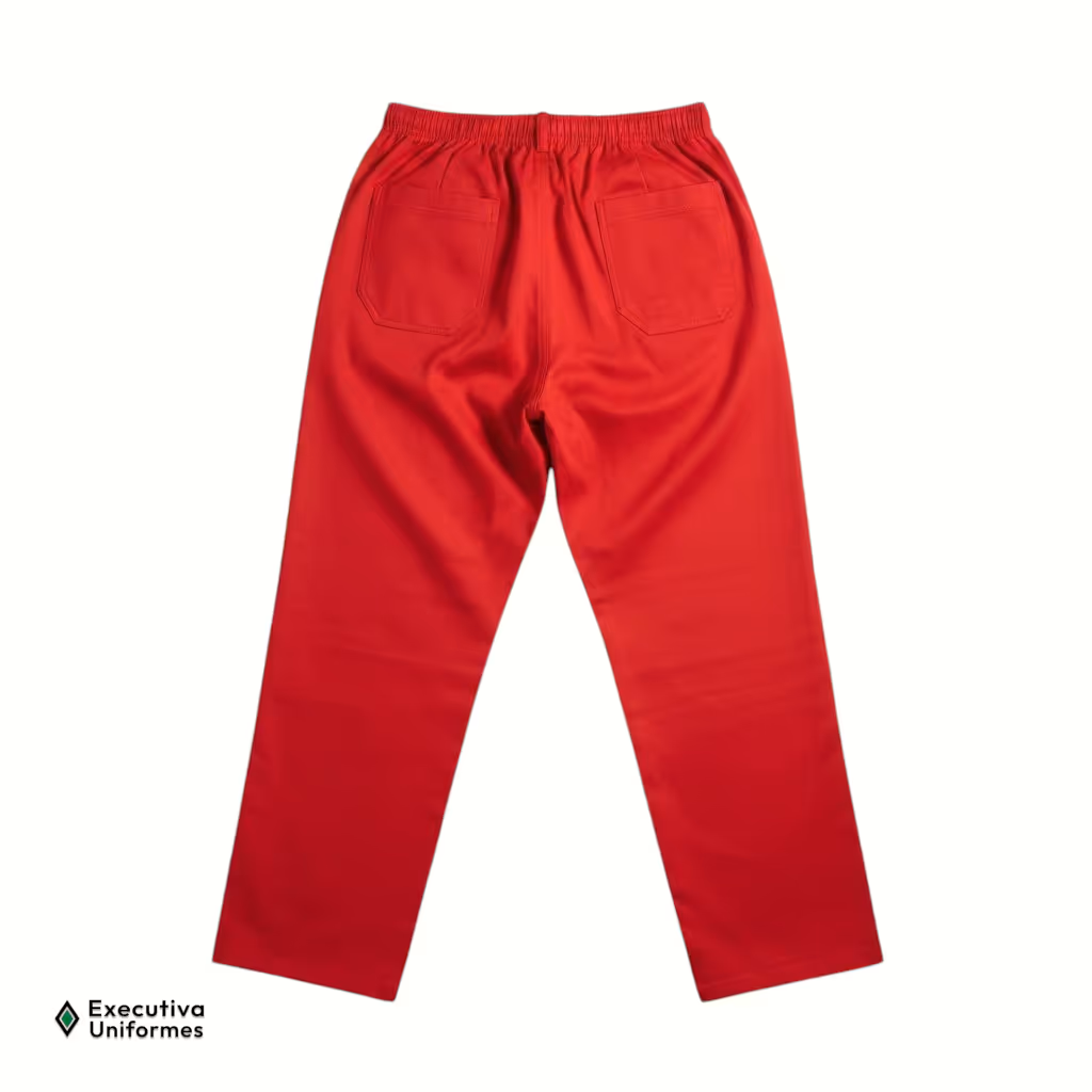 Calça de trabalho em tecido estruturado (brim) na cor vermelha, vista posterior (costas). A peça possui cós com elástico franzido para ajuste e dois bolsos traseiros aplicados (estilo chapado).