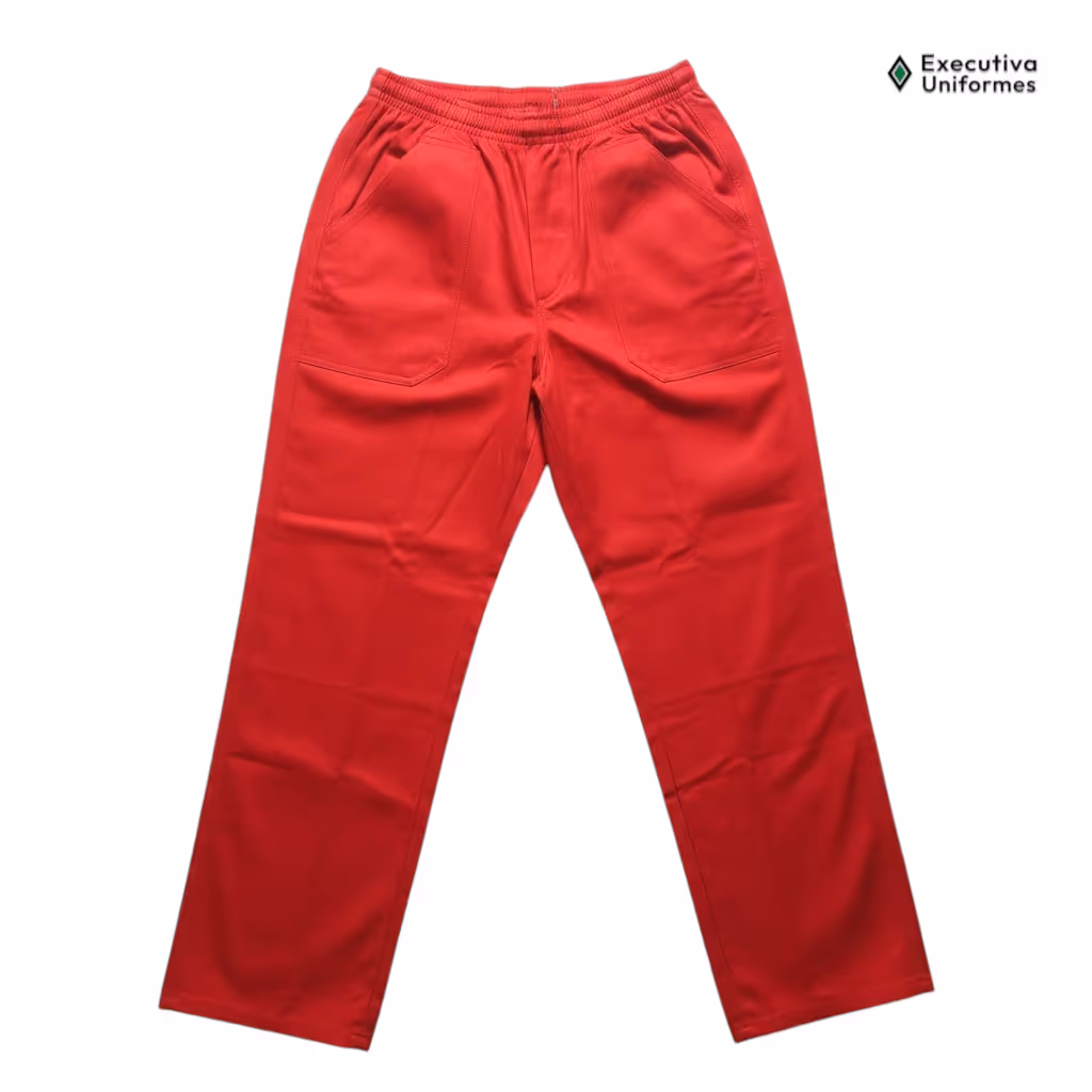 Calça de trabalho em tecido estruturado (brim) na cor vermelha, vista frontal. Apresenta cós com elástico, detalhe de costura na braguilha, dois bolsos frontais aplicados e costuras de reforço horizontais e verticais na região das pernas/joelhos.