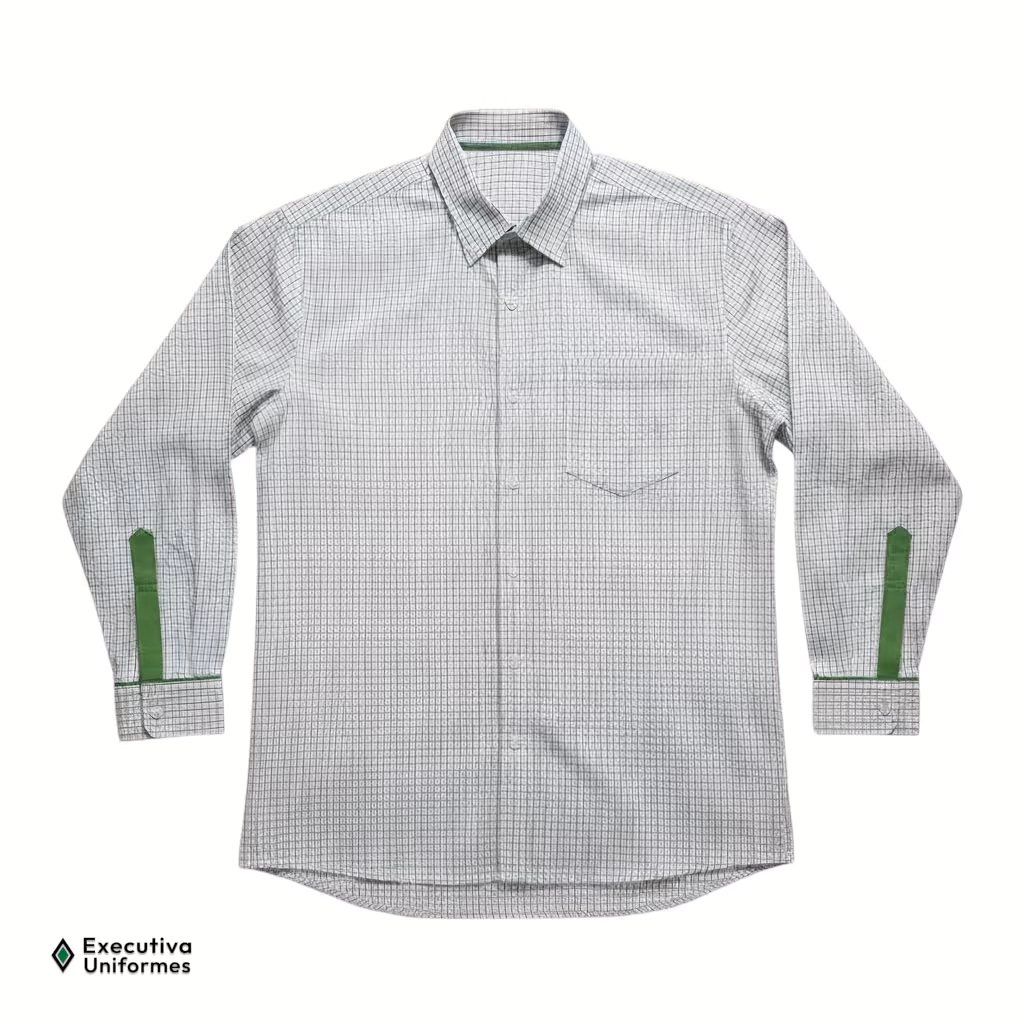 Camisa social de manga longa confeccionada em tecido com padronagem xadrez média (estilo vichy) em tons de branco e cinza/preto. A peça possui fechamento frontal por botões, um bolso no peito esquerdo e destaca-se pelos detalhes contrastantes em tecido liso na cor verde vibrante, visíveis no reforço da gola interna e na carcela (abertura) dos punhos.