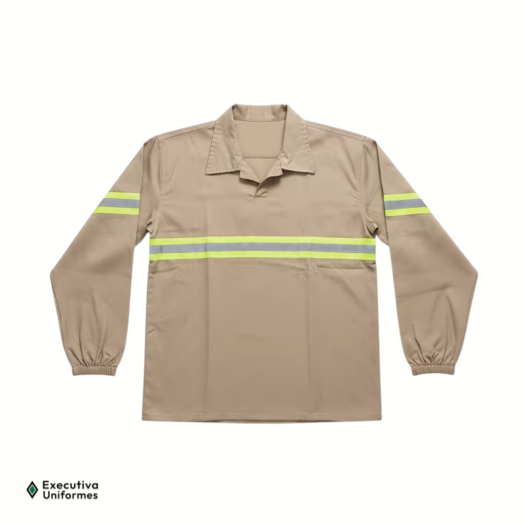 Camisa de trabalho de manga longa em tecido estruturado (brim) na cor bege. Apresenta gola esportiva, decote com fechamento oculto, punhos ajustados com elástico e faixas refletivas nas cores amarelo neon e prata atravessando horizontalmente o peito e ao redor das mangas.