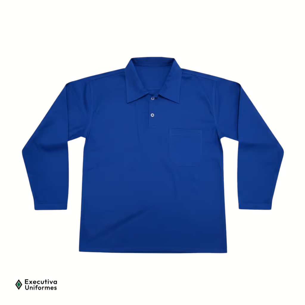 Camisa de manga longa na cor azul royal. A peça possui gola estilo polo, fechamento frontal no decote com dois botões e um bolso chapado simples localizado no lado esquerdo do peito.