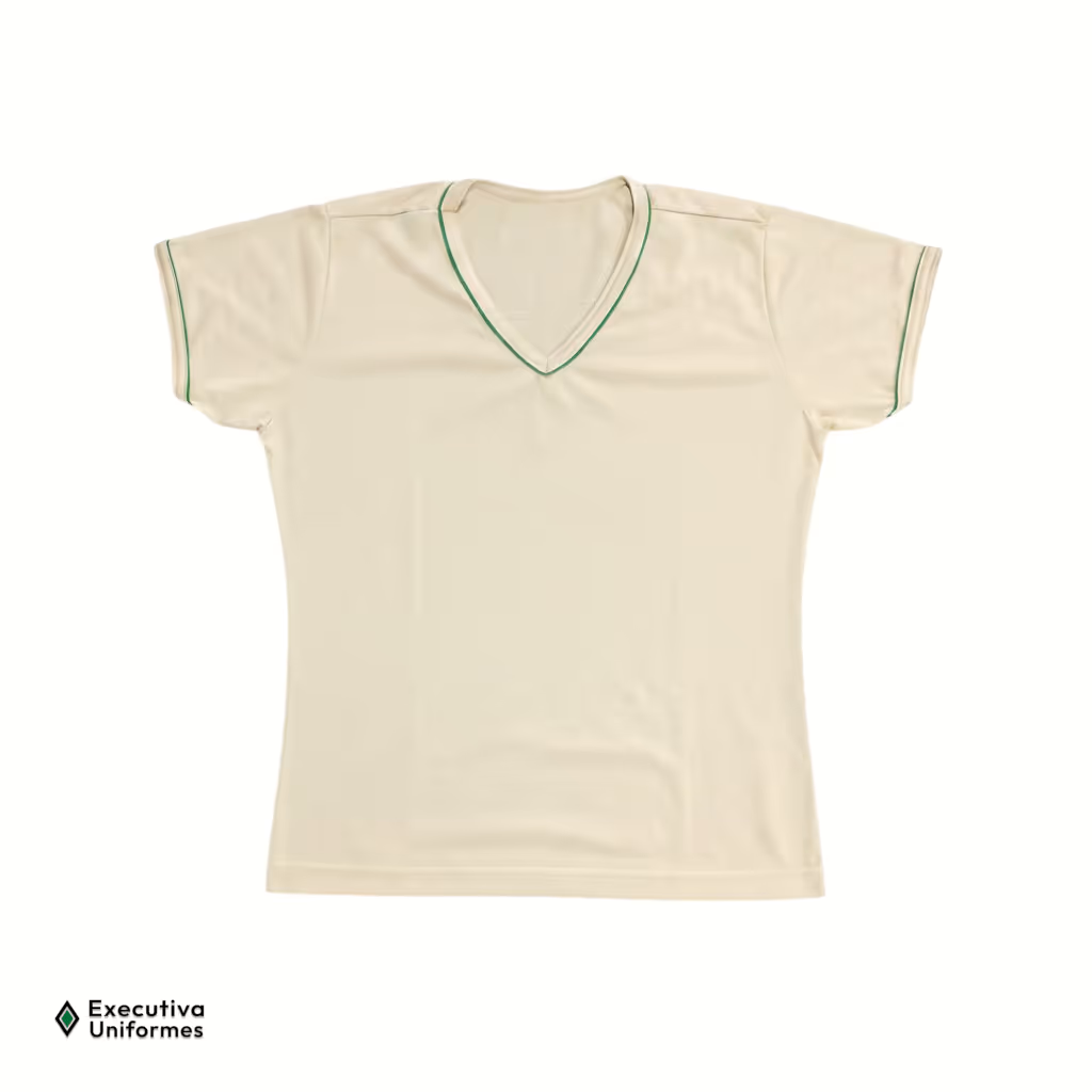 Camiseta feminina, modelo baby look (levemente acinturada), de manga curta na cor bege claro. Com gola V com detalhe de filete fino na cor verde e as barras das mangas.
