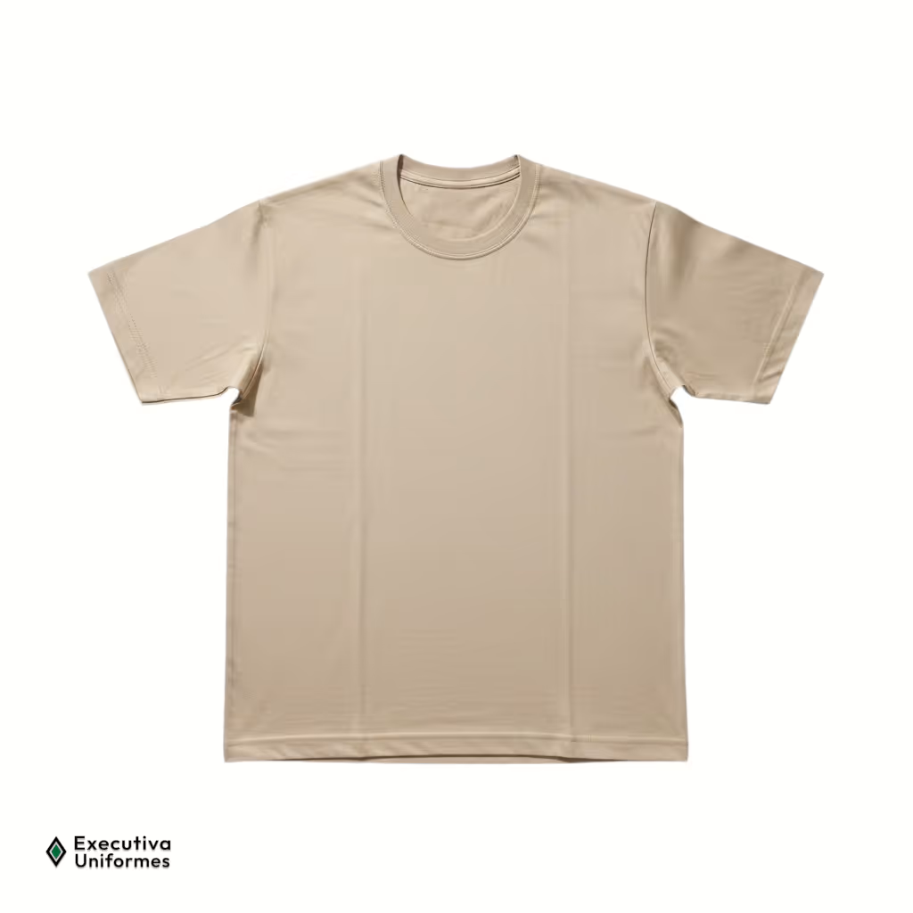 Camiseta básica de manga curta na cor cáqui. Possui modelagem de corte reto tradicional, lisa e com gola careca (redonda).