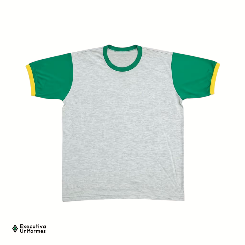 Camiseta de manga curta com o corpo na cor cinza mescla claro. A peça possui gola careca na cor verde, mangas curtas inteiramente na cor verde e um detalhe de acabamento com filete amarelo nas barras das mangas.