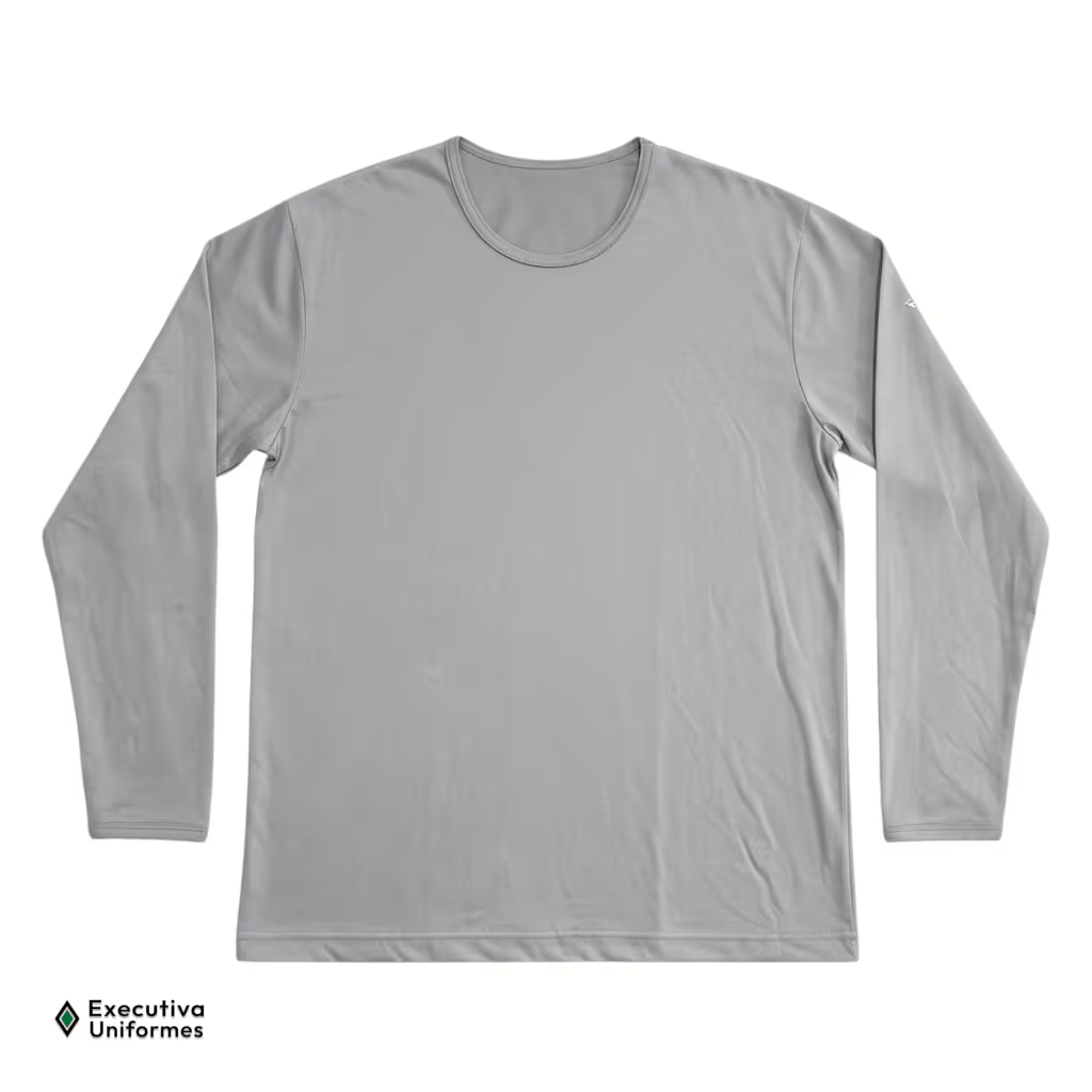 Camiseta básica de manga longa na cor cinza claro, lisa e com gola careca (redonda).