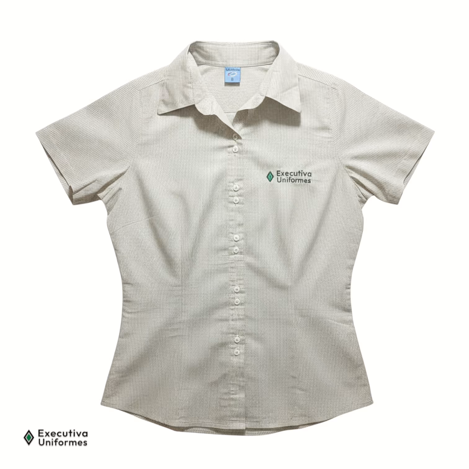 Camisete feminina de manga curta com modelagem acinturada, confeccionada em tecido com padronagem micro xadrez (vichy) em tons claros. Possui fechamento frontal por botões brancos e um logotipo bordado no lado esquerdo do peito.