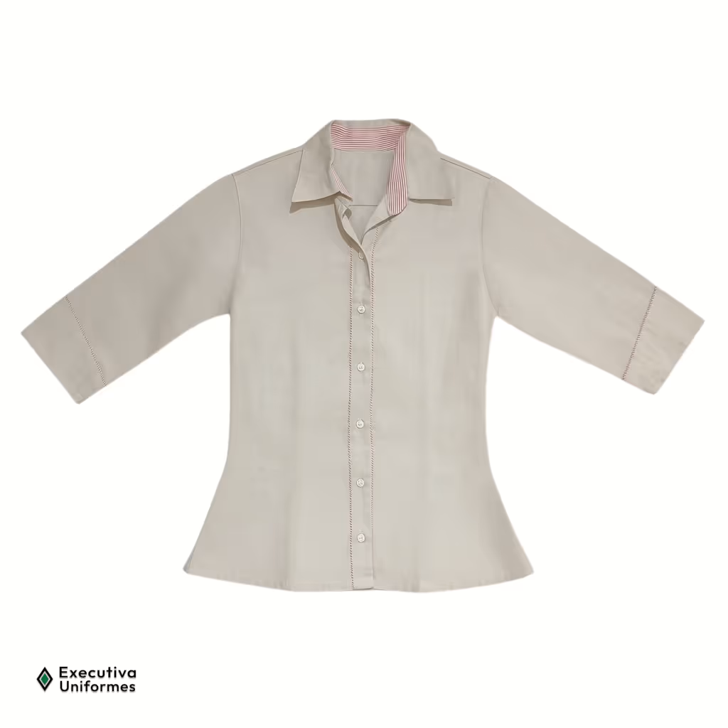 Camisete feminina de mangas 3/4 na cor bege claro com modelagem acinturada. Possui fechamento frontal por botões, detalhes delicados de costura em zigue-zague vermelho ao longo da vista dos botões e nos punhos, além de forro interno da gola com listras finas vermelhas e brancas.