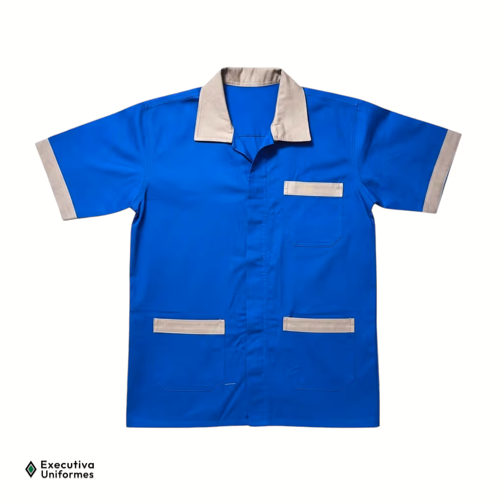 Jaleco ou camisa de trabalho de manga curta na cor azul royal com fechamento frontal oculto. Possui detalhes em tecido bege na gola, nas barras das mangas e no acabamento superior dos três bolsos frontais (um no peito esquerdo e dois na parte inferior).
