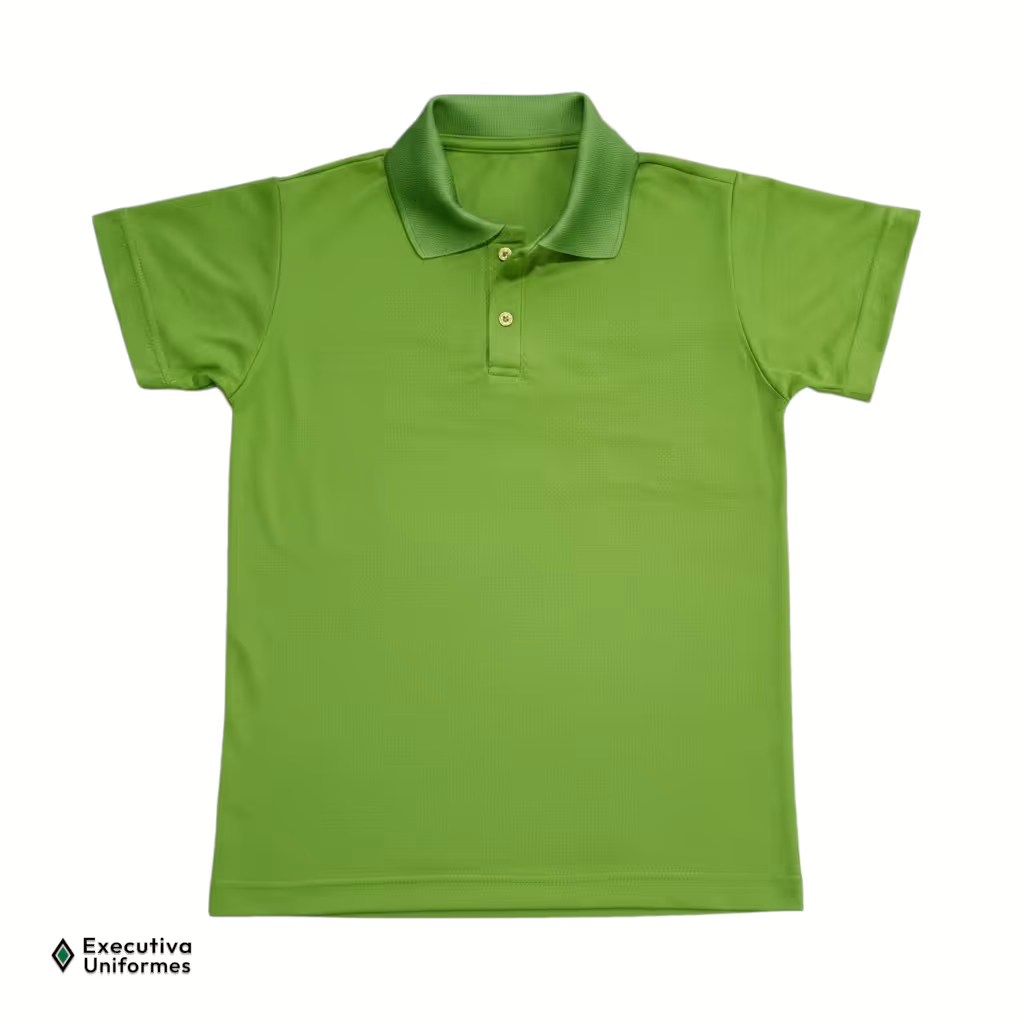 Camisa polo de manga curta na cor verde vibrante. Possui corte reto padrão, gola em um tom de verde ligeiramente mais escuro e fechamento frontal com dois botões claros.